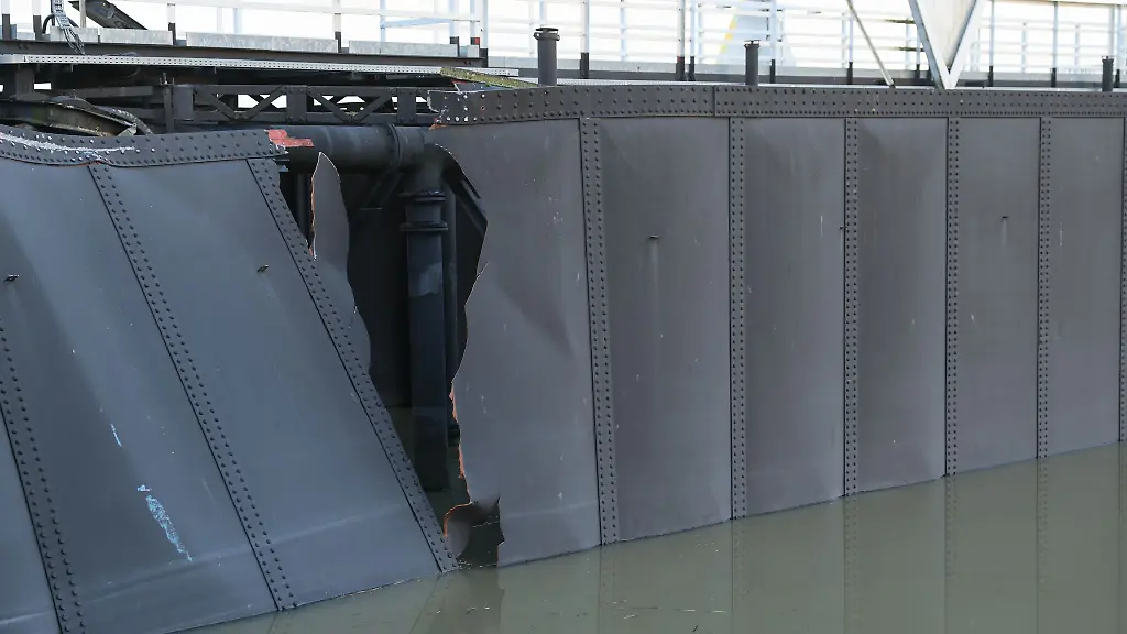 Ein-grosses-Loch-klafft-im-Schleusentor-nach-dem-Aufprall-eines-Frachtschiffes