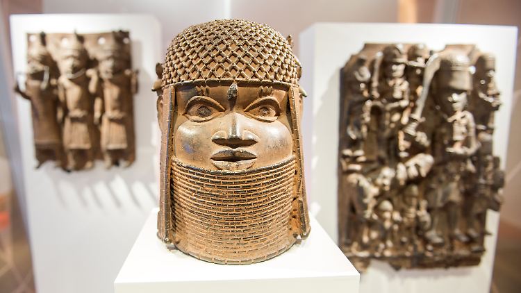 Drei Raubkunst-Bronzen aus dem Benin in Westafrika sind im Hamburger Museum für Kunst und Gewerbe (MKG) ausgestellt.