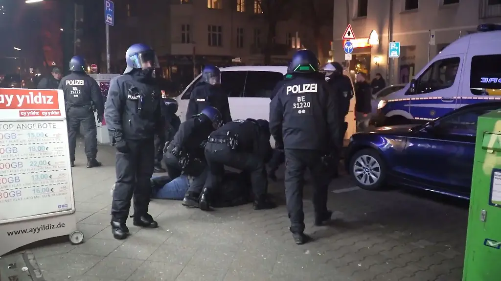 Polizisten-nehmen-in-der-Silvesternacht-einen-Menschen-fest
