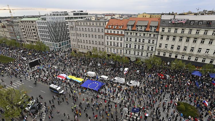 Rund 10.000 Menschen versammelten sich nach Angaben der Polizei auf dem zentralen Wenzelsplatz in Prag.