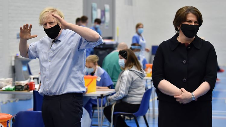 Der britische Premier Johnson rückt in den Fokus des unionistischen Unmutes in Nordirland. Die dortige Regierungschefin Foster (r.) hat dem Druck bereits nachgegeben und ihren Rücktritt angekündigt.