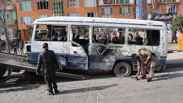 In diesem Bus saßen Mitarbeiter der Regierung, als neben ihm eine Bombe explodierte.