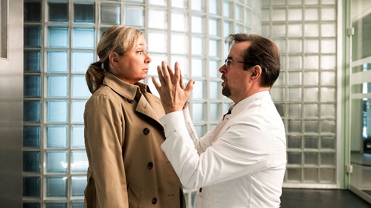 Prof. Karl-Friedrich Boerne (Jan Josef Liefers) kniet nieder vor seiner Assistentin Silke Haller (ChrisTine Urspruch). Ob er sie für #allesdichtmachen um Verzeihung bittet?