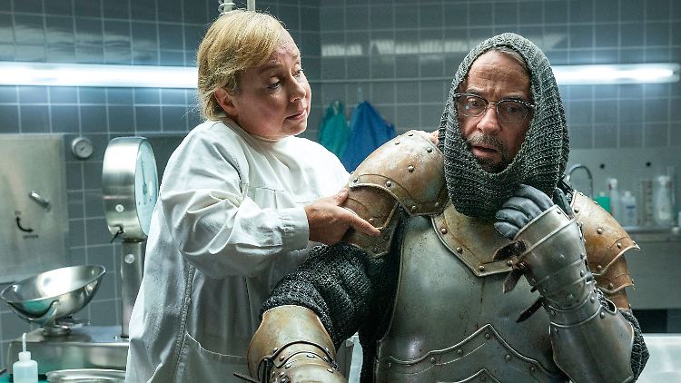 Silke Haller (Christine Urspruch) hilft Professor Karl-Friedrich Boerne (Jan Josef Liefers) dabei, die Ritterrüstung anzulegen - eine Szene aus dem "Tatort: Es lebe der König!"