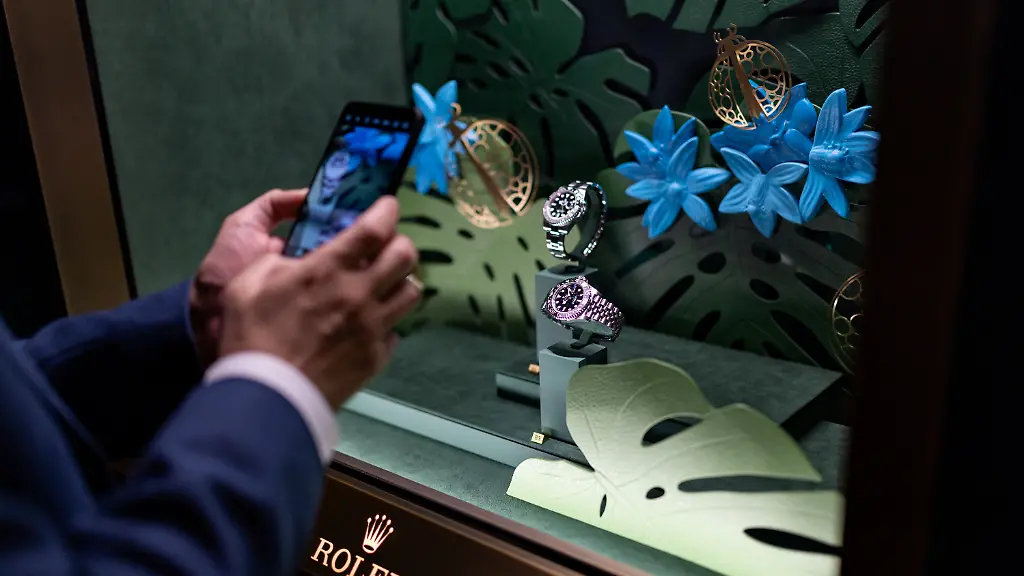 2024-04-09T122108Z-2075313434-RC2X27A4J6PV-RTRMADP-3-SWISS-WATCHES