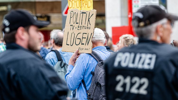 Pressefreiheit in Gefahr: Immer mehr Menschen zweifeln die Glaubwürdigkeit von Medien an und schrecken auch nicht vor Gewalt zurück.