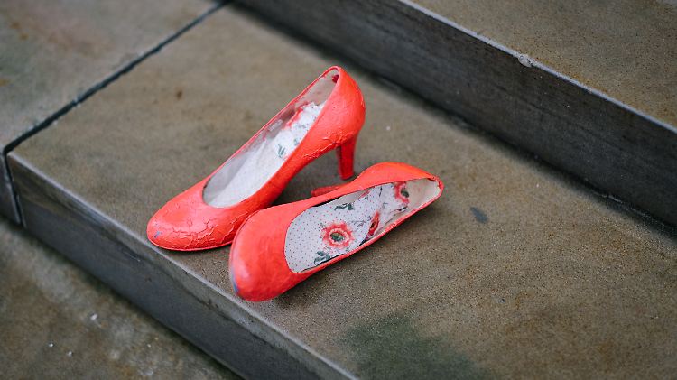 Immer wieder erinnern Aktionen mit roten Schuhen an Gewalt gegen Frauen - hier vor dem niedersächsischen Landtag (Archivbild).
