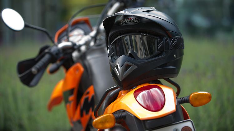 Modell für Geländefahrer: Der Enduro- oder Crosshelm weist mehrere Schlitze zur Belüftung auf und sein Kinnteil ragt weiter nach vorn. Anstelle eines montierten Visiers kommt oft eine Schutzbrille zum Einsatz.