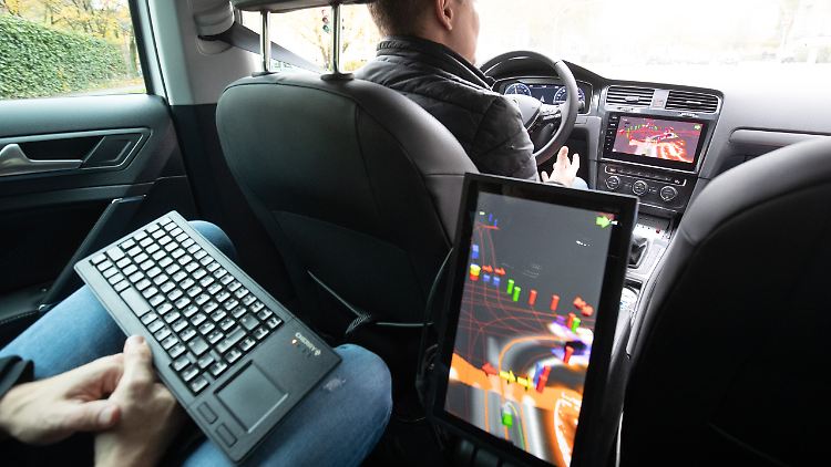 Die Verkehrssituation ist eine extrem komplexe, die viele Entscheidungen zur Wahl stellt, aus der der Computer die richtige Wählen muss.