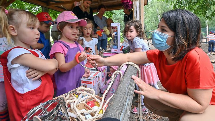 Annalena Baerbock ist die erste Kanzlerkandidatin, die  Kinder hat. (Das Bild zeigt sie beim Besuch einer Kita.)