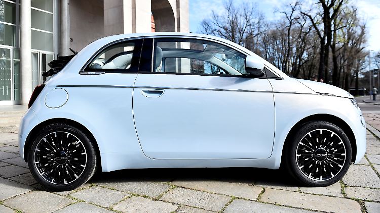 Auf den neuen elektrischen Fiat 500 gibt es noch keinen Preisnaachlass. Dafür gibt es auf seinen Vorgänger, den Verbrenner, den höchsten Rabatt.