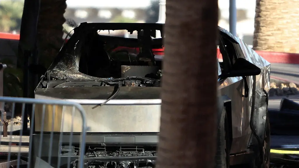 2025-01-01T235012Z-92709474-RC2A1CANL2GM-RTRMADP-3-TESLA-CYBERTRUCK-FIRE