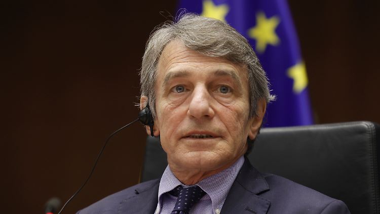 Nach EU-Sanktionen wegen des Anschlags auf Nawalny: Moskau verfügt eine Einreisesperre für EU-Parlamentspräsident Sassoli.