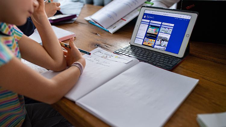 Für Kinder aus Familien mit geringem Einkommen sieht das Programm eine Einmalzahlung von 100 Euro vor.