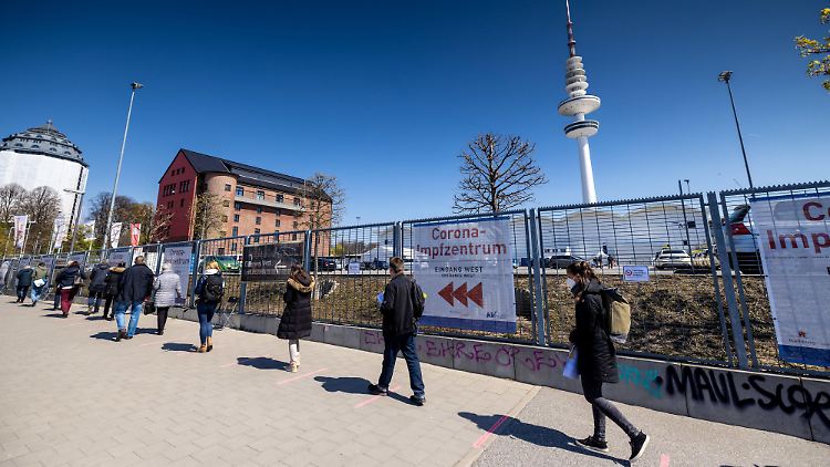 Vielerorts dienen Stadthallen oder Turnhallen als Impfzentren. Hier sind es die Hamburger Messehallen.
