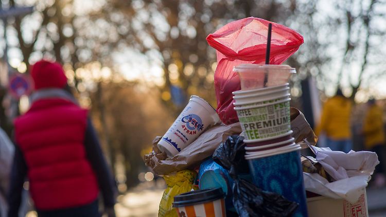 Es sollte sich finanziell lohnen, Kaffee im Mehrwegbecher zu bestellen, finden die Grünen.