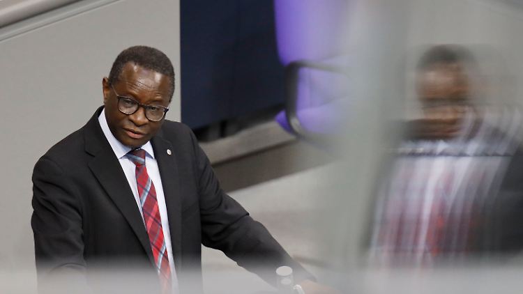 Der SPD-Politiker Karamba Diaby kommt aus Halle in Sachsen-Anhalt.
