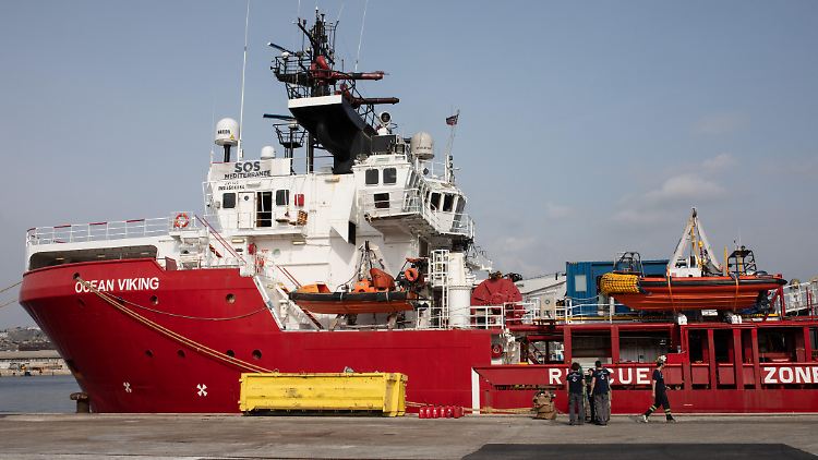 Die "Ocean Viking" darf mit 236 Migranten an Bord in den Hafen von Augusta auf Sizilien einlaufen (Archivbild).