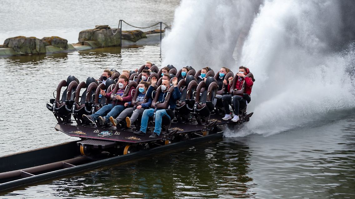 Besucher fahren mit einer Achterbahn im Heide-Park Soltau.