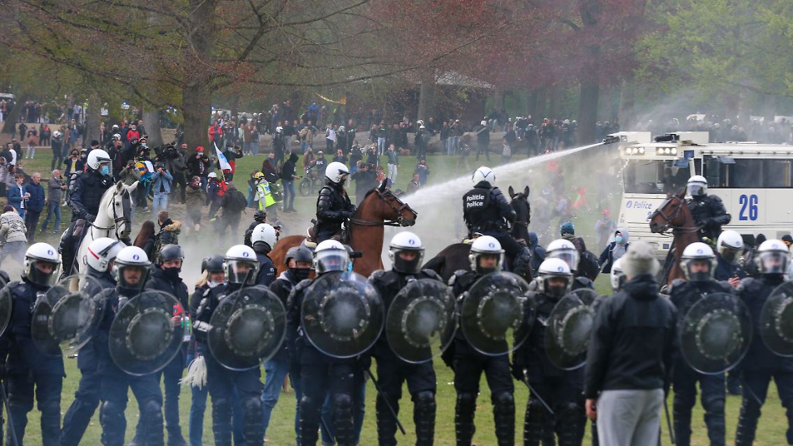 Die Beamten setzten Wasserwerfer und Tränengas gegen die Demonstranten ein.