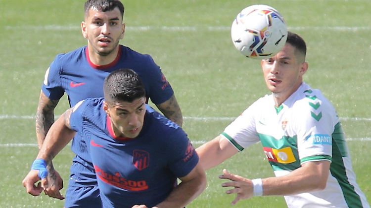 Luis Suarez (Mitte) darf mit Atlético Madrid weiter auf die Meisterschaft hoffen.