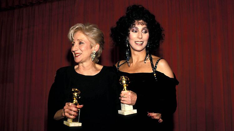 Olympia Dukakis und Cher mit ihren Oscars.