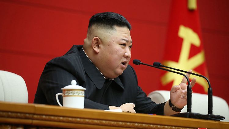 Machthaber Kim Jong Un spricht auf einem Parteikongress. 
