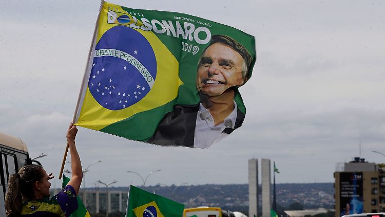 Bolsonaro selbst hatte ein Eingreifen des Militärs gegen die Corona-Maßnahmen der Bundesstaaten ins Spiel gebracht.