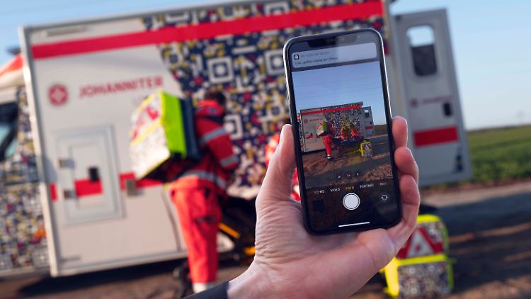 Filmt ein Gaffer diesen Rettungswagen, erscheint der Link "gaffen-toetet.de" der Johanniter-Unfallhilfe auf seinem Handy.
