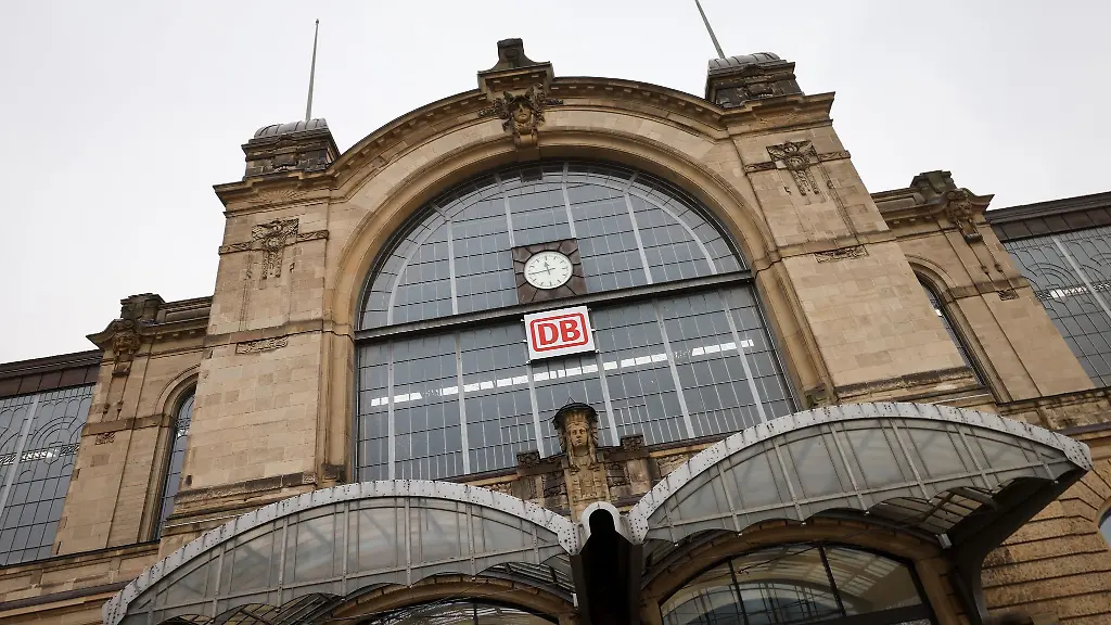 Ein-26-Jaehriger-ist-von-einer-einfahrenden-S-Bahn-verletzt-worden