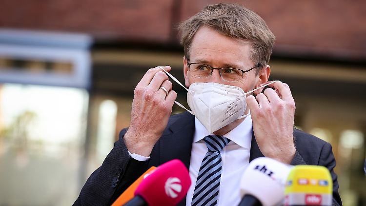 Günther findet, dass Lockerungen vor allem jüngere Menschen benachteiligen würden, die noch nicht geimpft sind. 