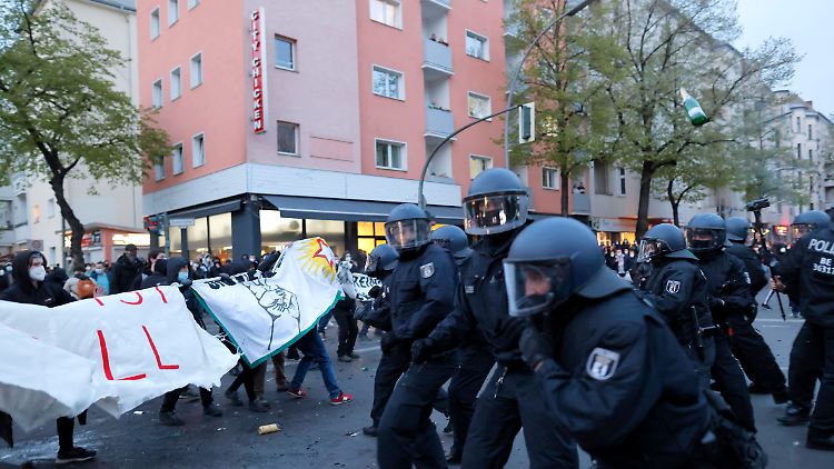 Die Polizei war am Samstag bis in die Nacht hinein mit einem Großaufgebot im Einsatz. 