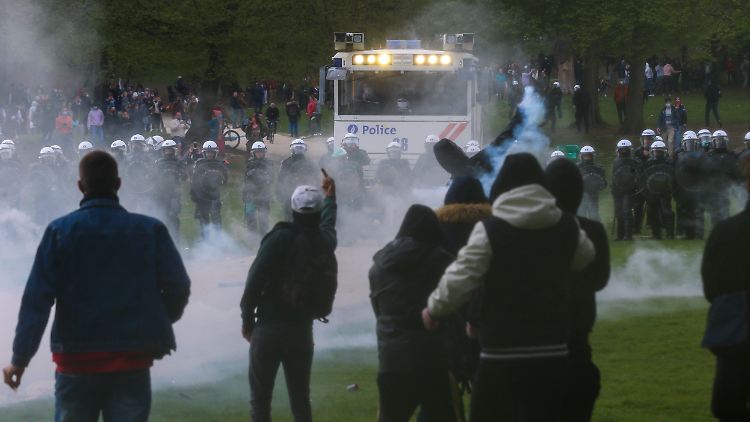 Die Polizei setzte Wasserwerfer und Tränengas ein, um den Park zu räumen. 