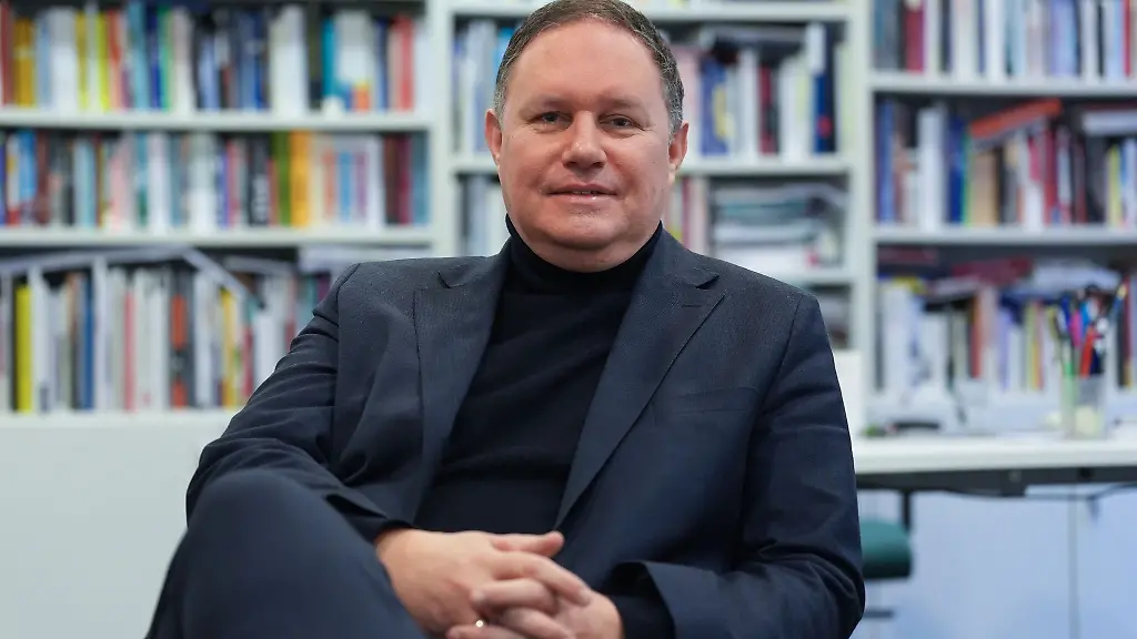 Hamburgs-Kultursenator-Carsten-Brosda-Das-waere-eine-grossartige-maezenatische-Geste-die-wir-auch-gerne-annehmen-wuerden