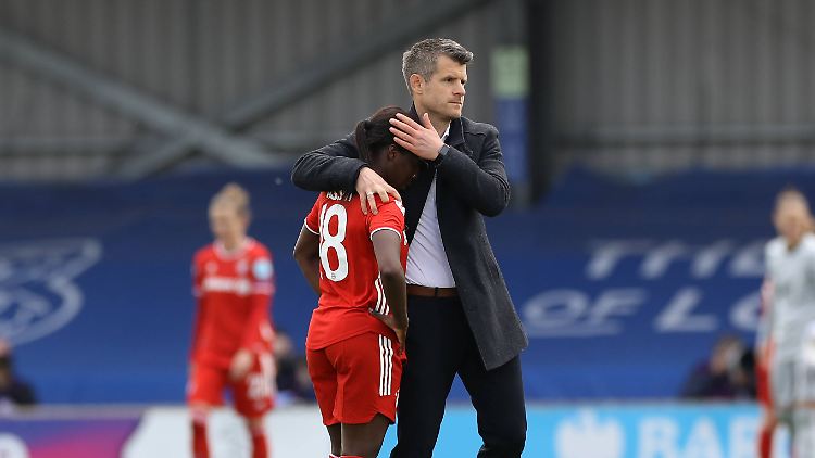 Bayern-Trainer Jens Scheuer muss seine enttäuschten Spielerinnen trösten. Der Einzug ins Champions-League-Finale war nur eine Fußspitze entfernt.