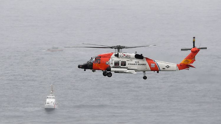 Ein Hubschrauber der Küstenwache unterstützt die Suche nach Überlebenden. 