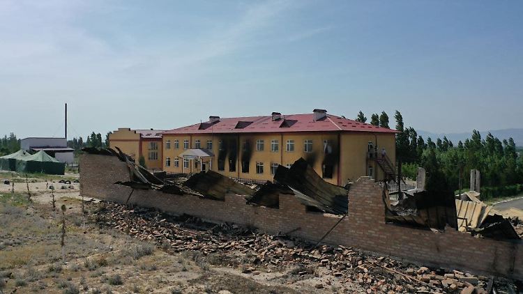 Unter anderem diese Schule in der kirgisischen Ortschaft Maksat soll bei den Gefechten zerstört worden sein.