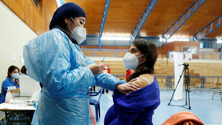 In Ländern wie Chile werden Schwangere bereits gegen das Coronavirus geimpft.