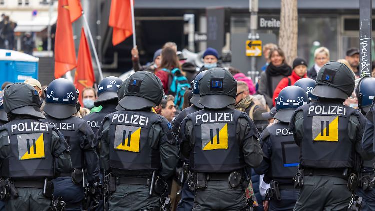 Zwischen "Querdenkern" und Polizisten kommt es immer wieder zu gewaltsamen Zusammenstößen.
