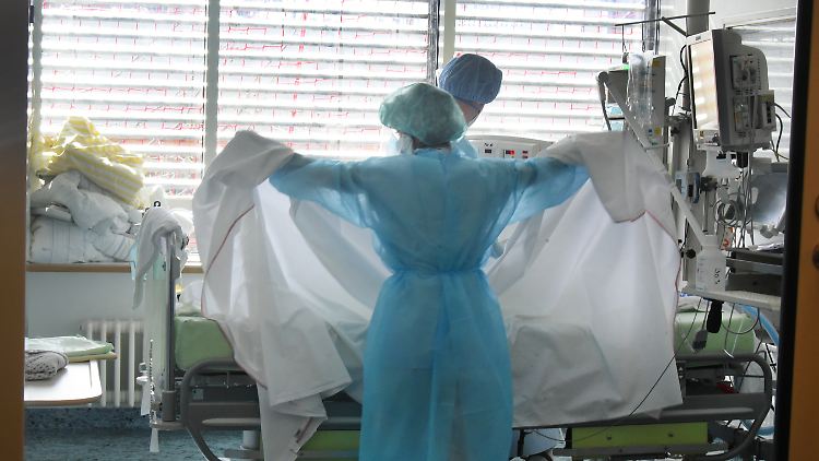 Mediziner glauben, dass schon in einer Woche deutlich weniger Patienten auf den Intensivstationen liegen werden.