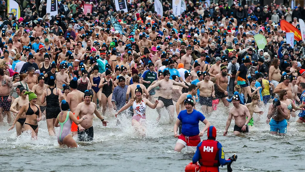 Riesenandrang-beim-Neujahrsschwimmen-im-Halterner-Stausee