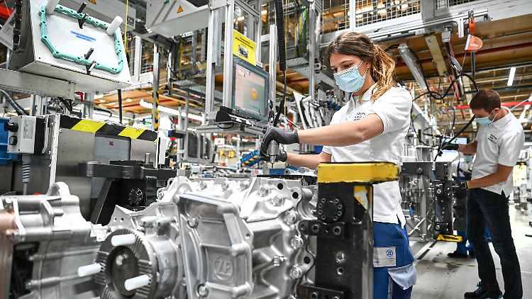 Trotz des Aufwinds warnt das Institut IHS Markit vor andauernden Lieferengpässen.