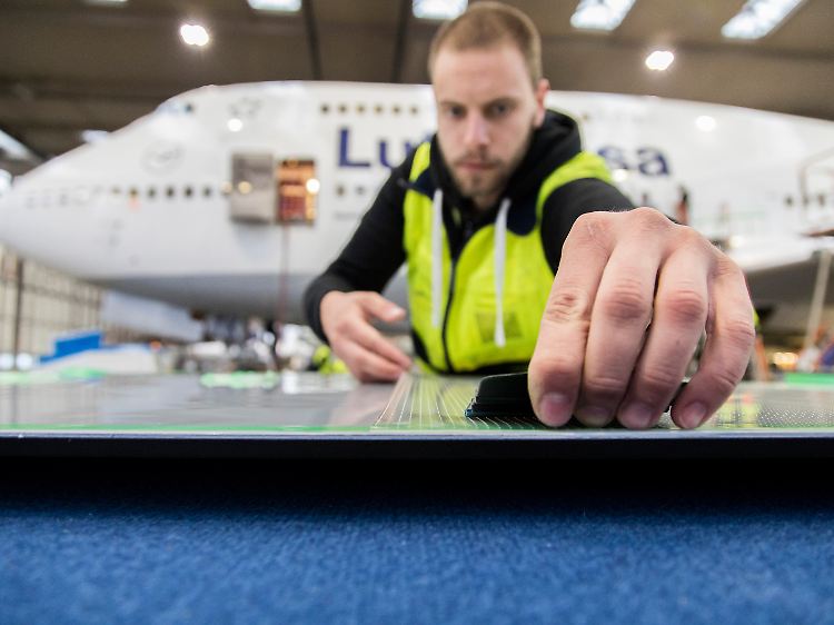 Mit einem speziellen Oberflächenfilm wird die Aerodynamik an strömungsrelevanten Stellen des Flugzeuges optimiert.