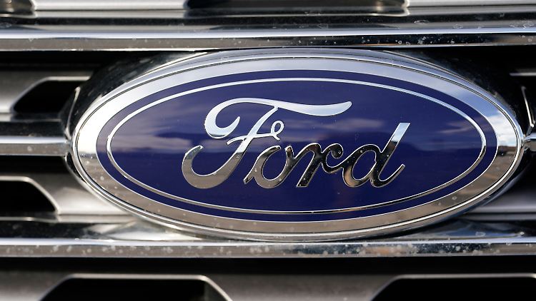 Aufgrund des Chipmangels muss der US-amerikanische Autohersteller Ford seine Beschäftigten in Köln in Kurzarbeit schicken.