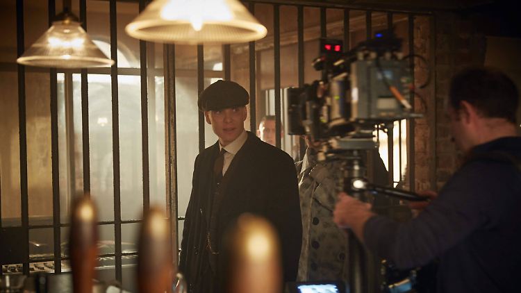 Trotz Ansteckungsgefahr für die Crewmitglieder seien die Dreharbeiten für "Peaky Blinders" nicht direkt unterbrochen worden.
