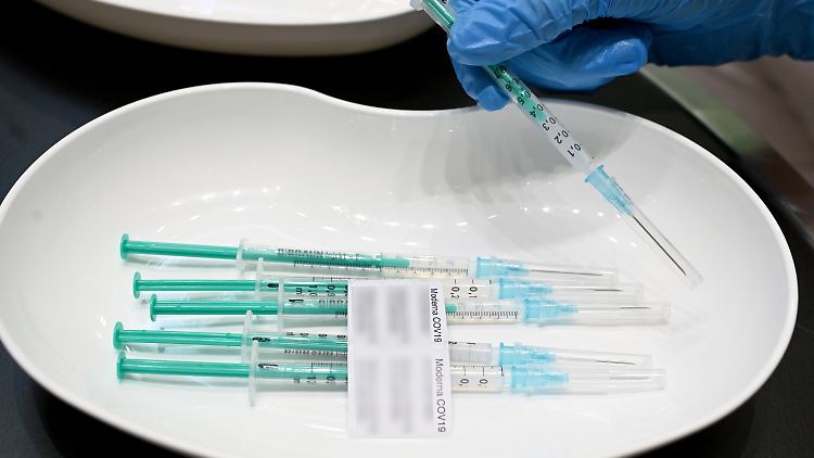 Vollständig Geimpften sollten möglichst schnell eingeschränkte Rechte zurückgegeben werden, meint Epidemiologe Ulrichs.