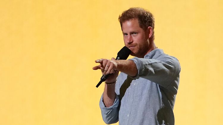"Heute Abend stehen wir zusammen in Solidarität", sagte Prinz Harry bei seinem Auftritt.