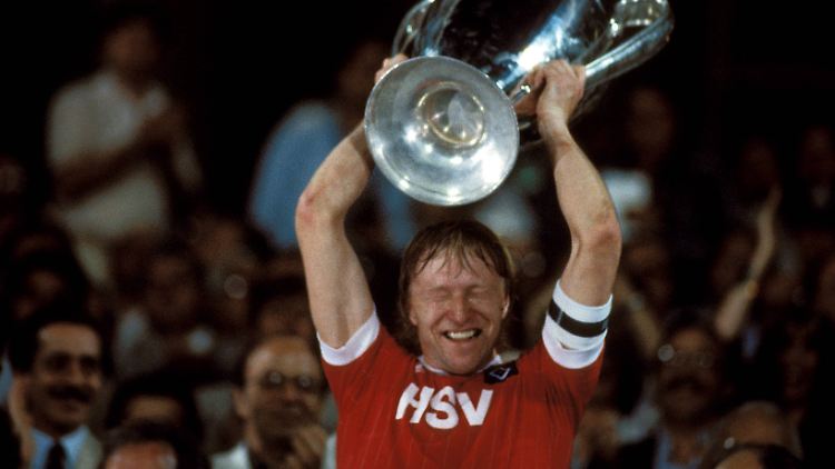Augen zu und durch: Horst Hrubesch soll den HSV zurück zum Erfolg führen. Allerdings sind die Ansprüche zumindest kurzfristig gesunken.