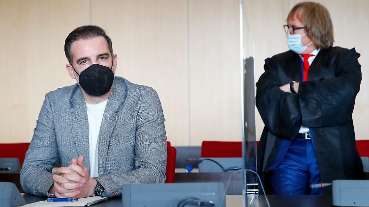 Ich akzeptiere die Strafe und bitte die Opfer sexueller Gewalt um Vergebung", hatte Metzelder vor Gericht gesagt.