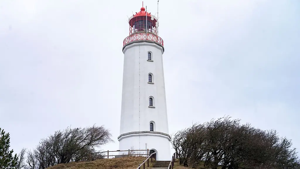 Der-Leuchtturm-Dornbusch-auf-Hiddensee-Wegen-Sturms-hat-die-Reederei-Hiddensee-GmbH-den-Schiffsverkehr-zu-der-beliebten-Ferieninsel-am-Neujahrstag-eingestellt